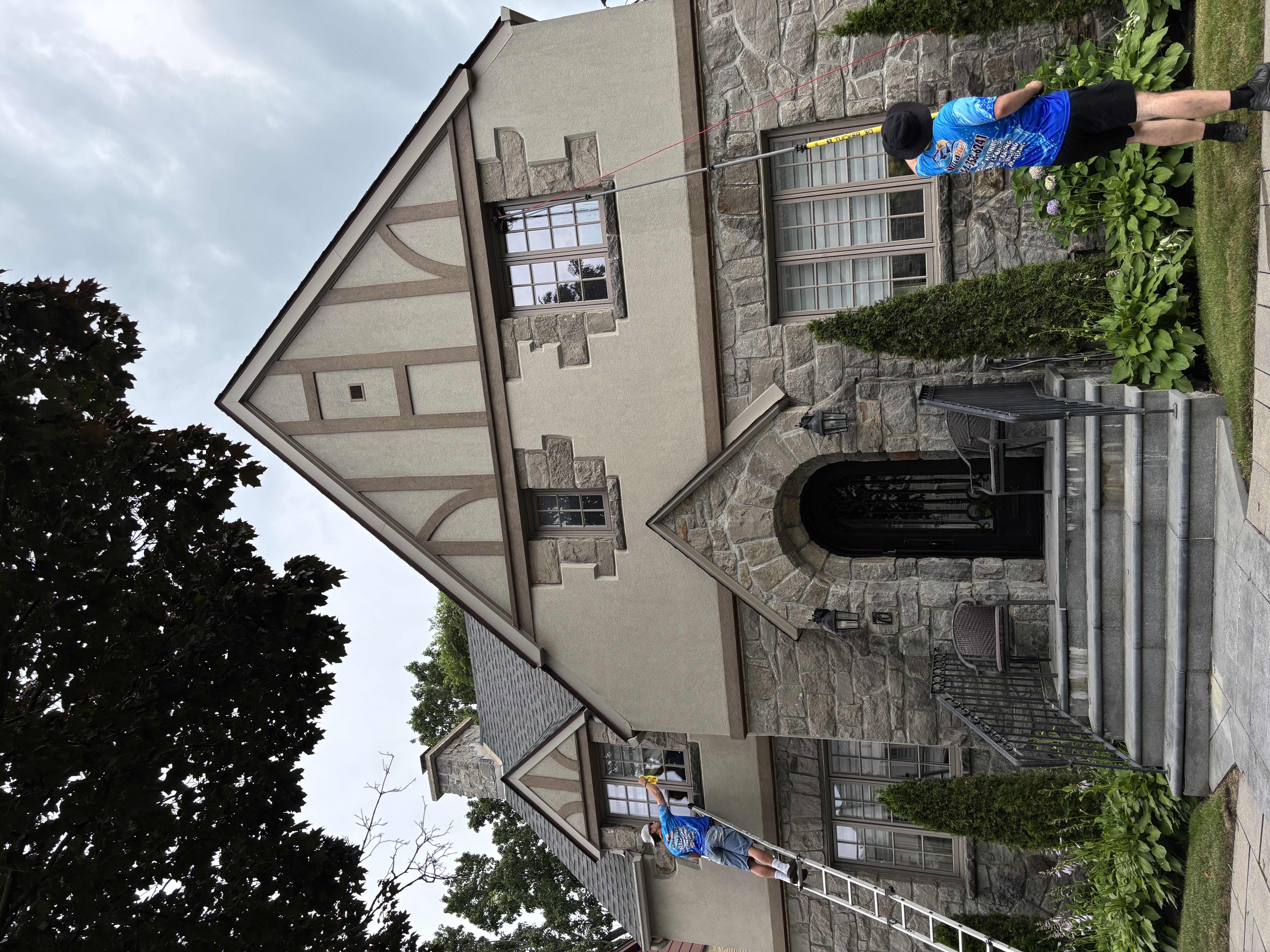 Équipe Nova Net devant les fenêtres d'une propriété